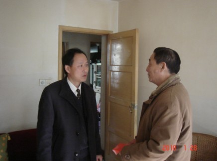 党委组织部部长王道和慰问老党员