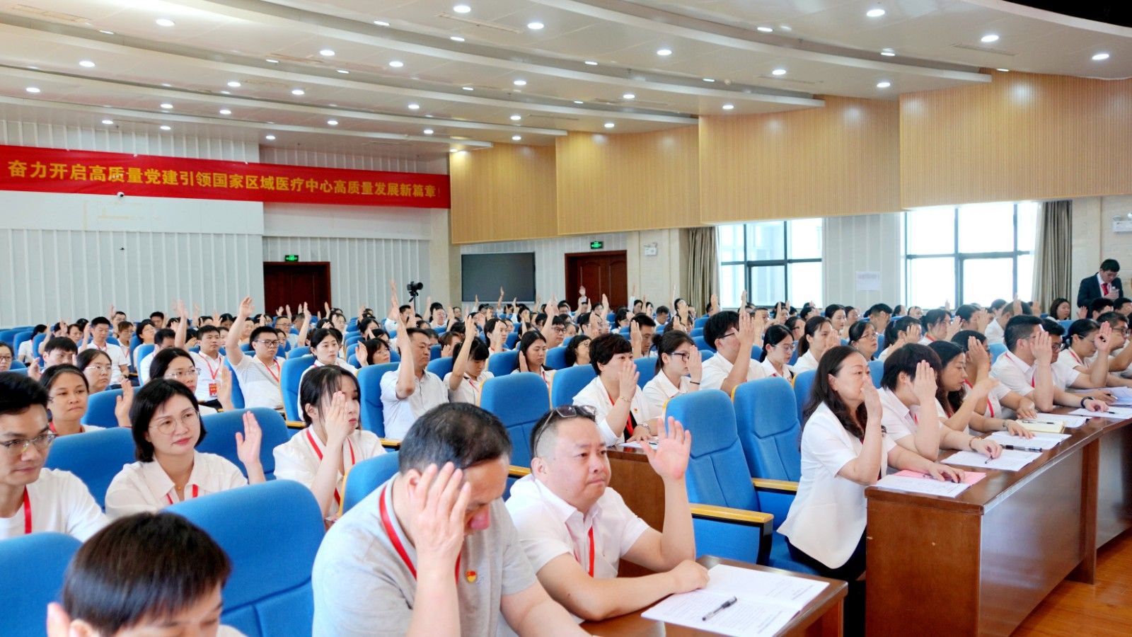 第一次党员大会_举手表决_副本.jpg 第一次党员大会_举手表决_副本.jpg