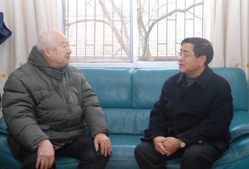 学校党委副书记雷广宁慰问老干部